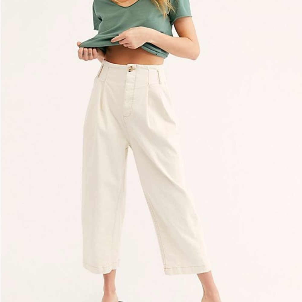 Free People Ecru Pleated Carrot Cropped Pants